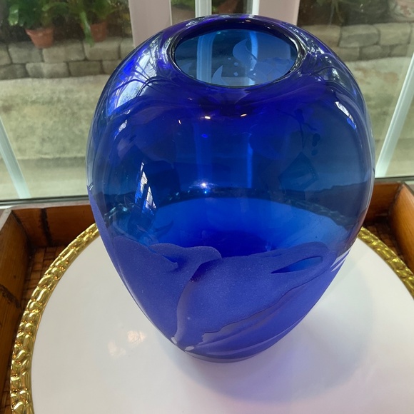 VTG Beautiful Cobalt Blue Etched Honu (Turtles) Hawaiian Vase From Macy’s - Picture 5 of 8